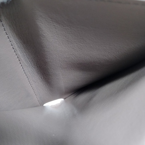 Louis Vuitton Capucines Compact Wallet - Picture 7 of 9